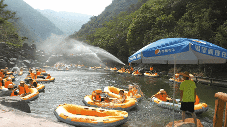 三水九道谷漂流项目深受欢迎,在景区游船放置区,三水九道谷漂流怎么样